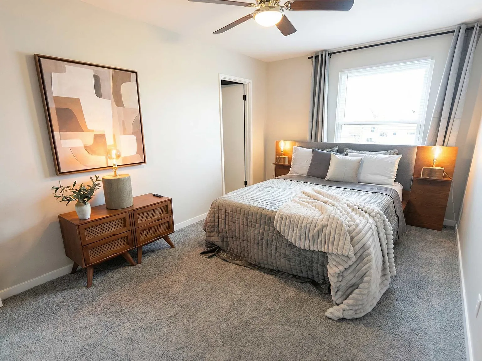 4 bed, 1340 sqft, $8,100 — Photo 3