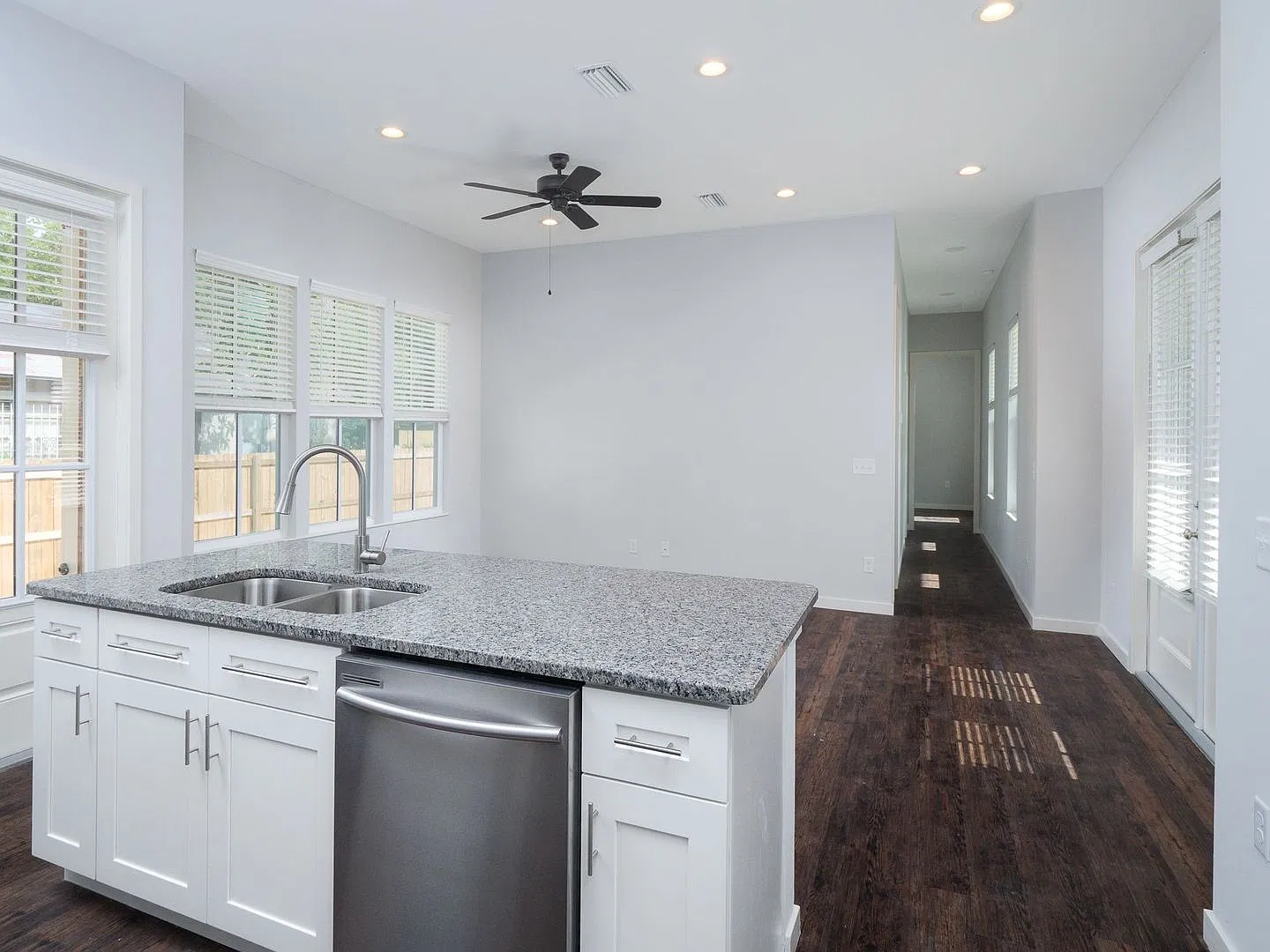 Thelma Lane - Luxury 3 Bedroom House — Photo 3
