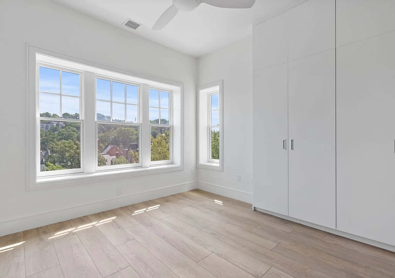 4 Bed 4 Bath - Brookline — Photo 3
