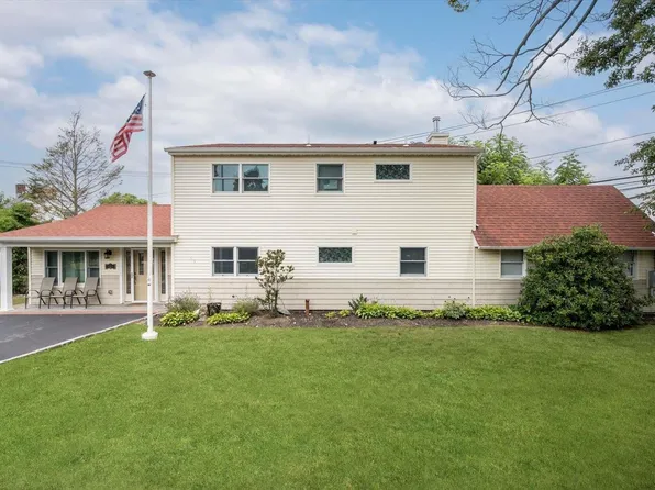 99 Flamingo Road, Levittown, NY 11756