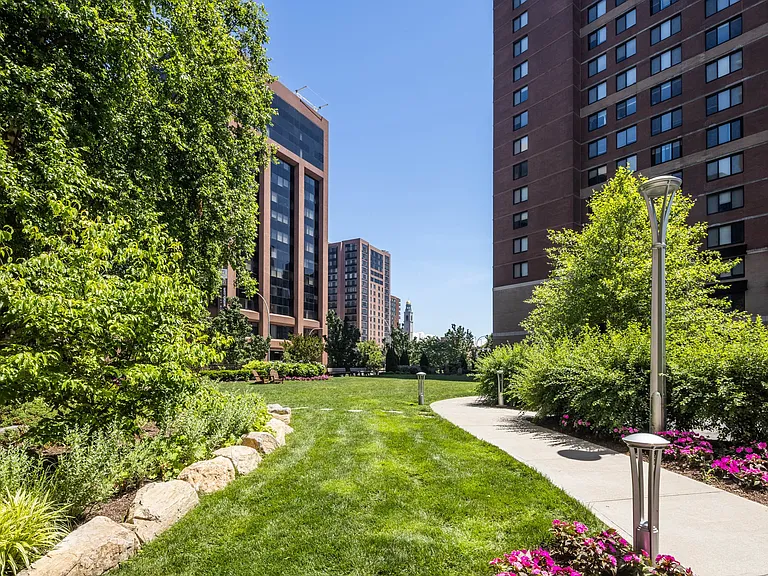 15 Bank Apartments — Photo 49