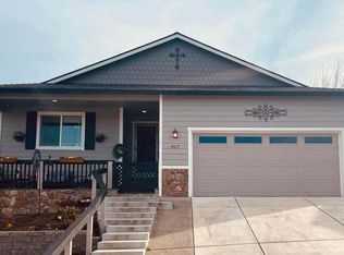 917 Stonewater Dr, Eagle Pt, OR 97524