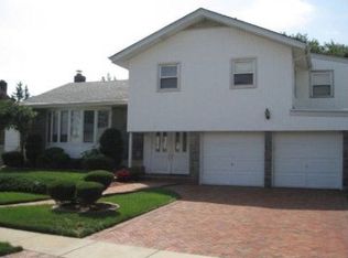 911 Jewel Dr, Valley Stream, NY 11581