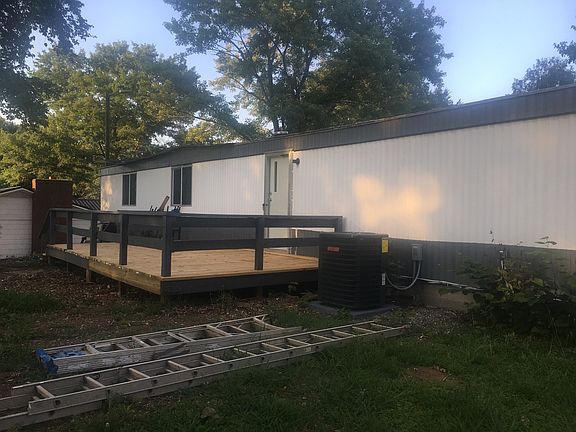 Large back deck, with large shaded back yard