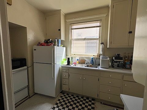 2nd image of 1561 N Van Ness Ave APT 5