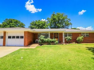 211 Willowwood Ln, Levelland, TX 79336