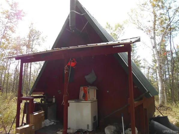 Black Bear Ln, Gulliver, MI 49840
