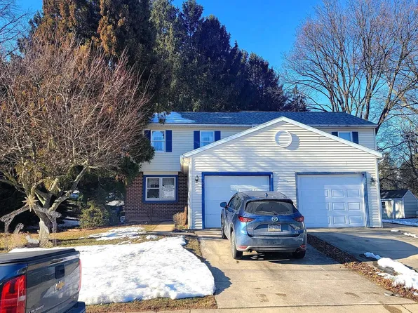 304 S 9th St, Akron, PA 17501