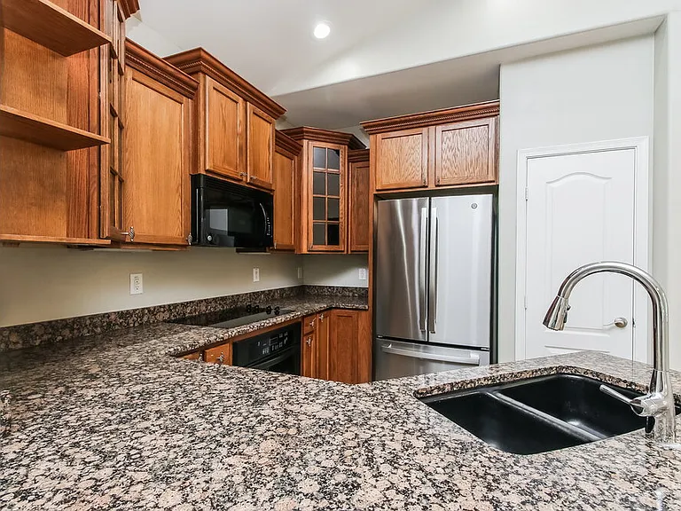 2121 E Huntington Dr — Photo 9