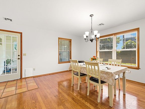 5th image of 906 W Geneva St