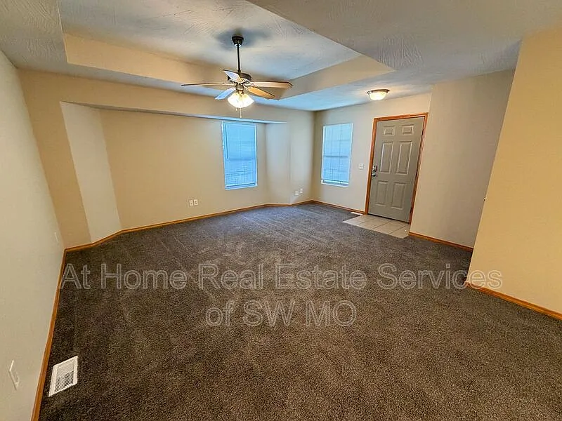 3 bed, 2.0 bath, 1233 sqft, $1,380 — Photo 3