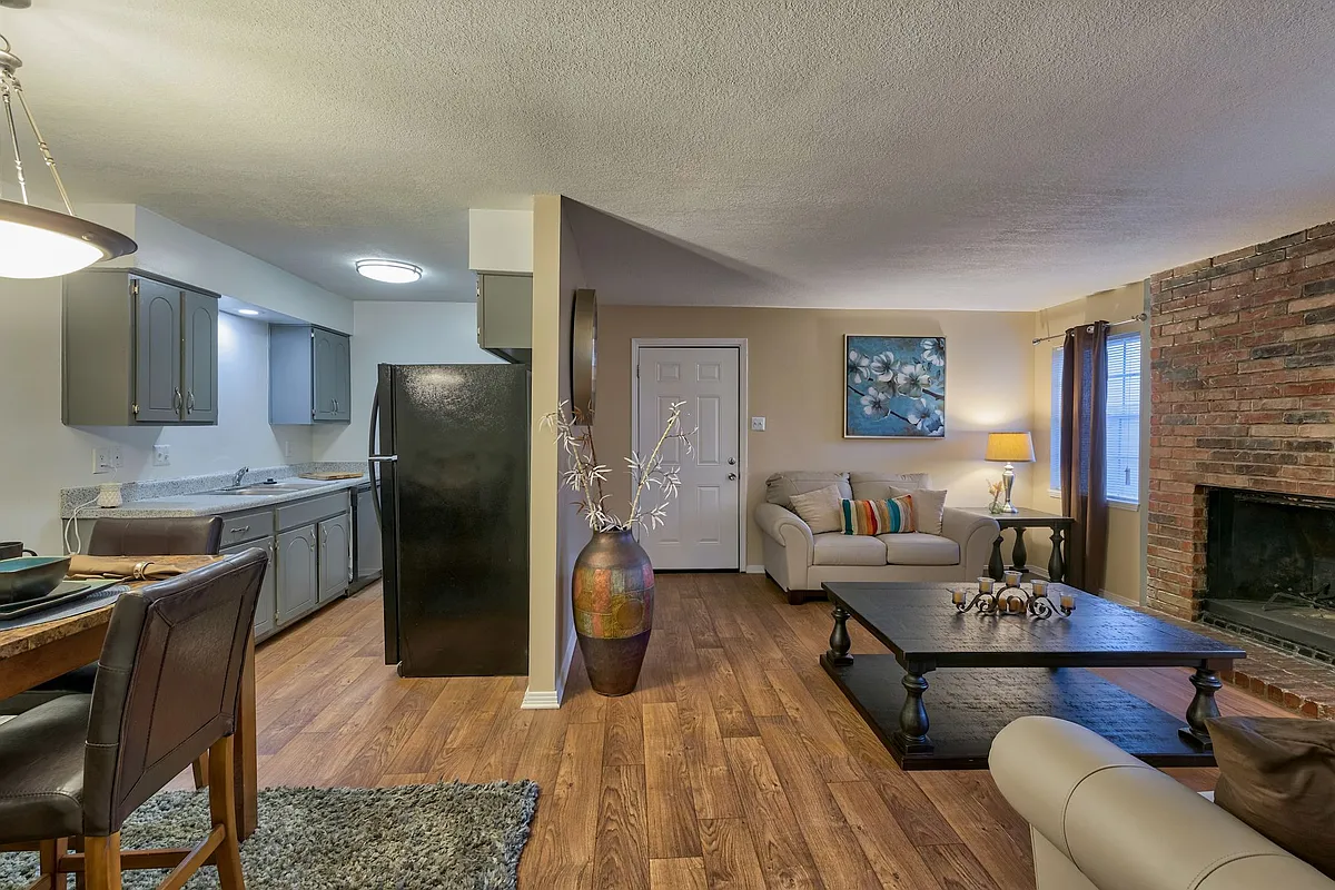 Building Photo - Chenal Place