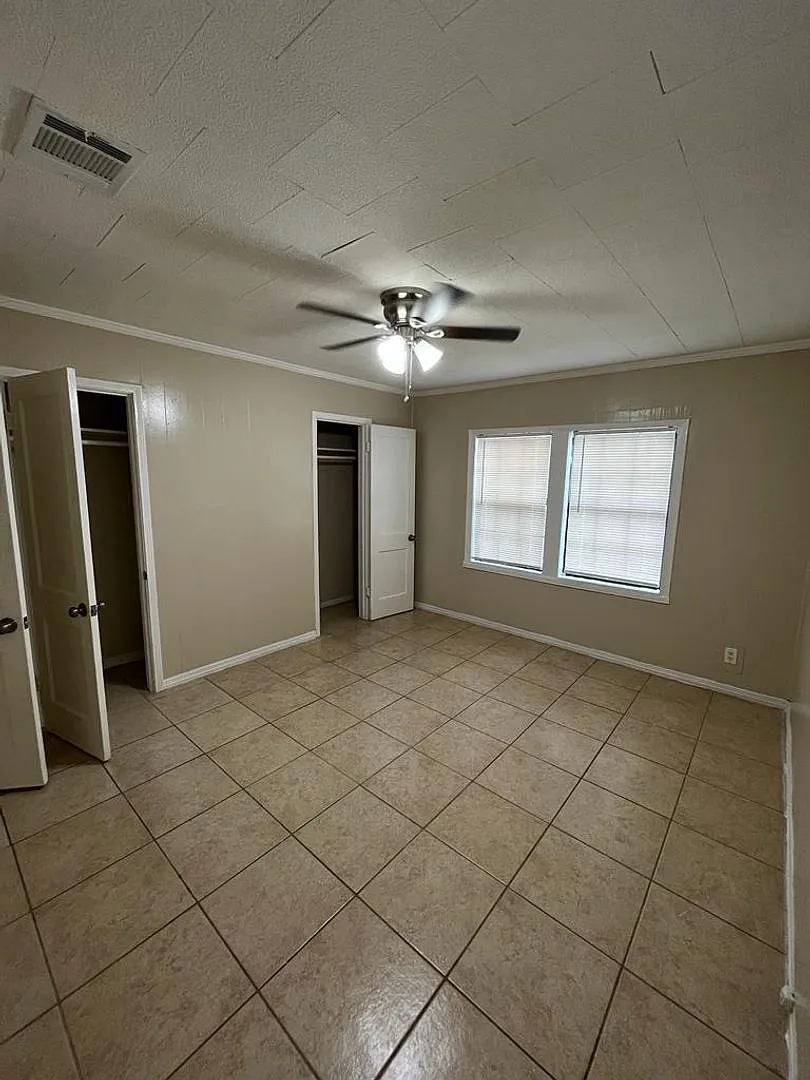 2-Bed/1-Bath Single-Family Home in Beaumont — Photo 3