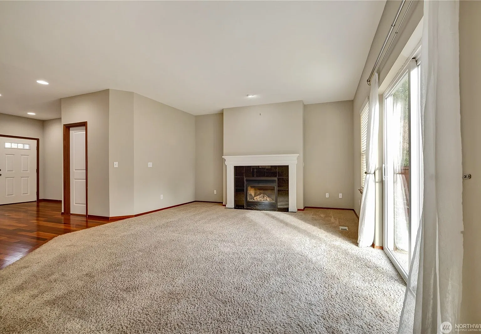 4 bed, 2400 sqft, $3,600 — Photo 3