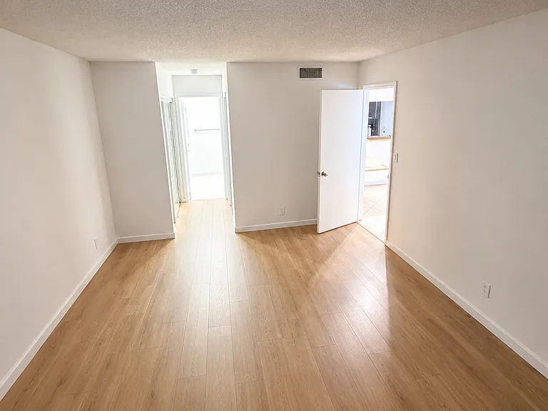 240 Lakeview Dr #306 — Photo 14