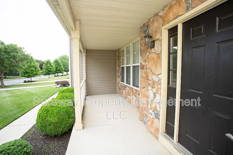 5 bed, 3.0 bath, 3704 sqft, $4,500 — Photo 3