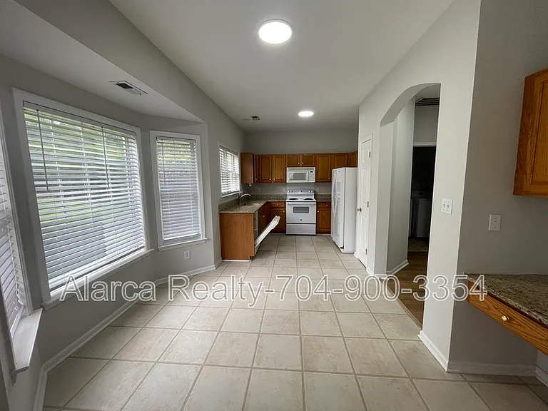 9205 Mitchell Glen Dr — Photo 3