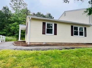 10 Falcon Ln E, Fairport, NY 14450