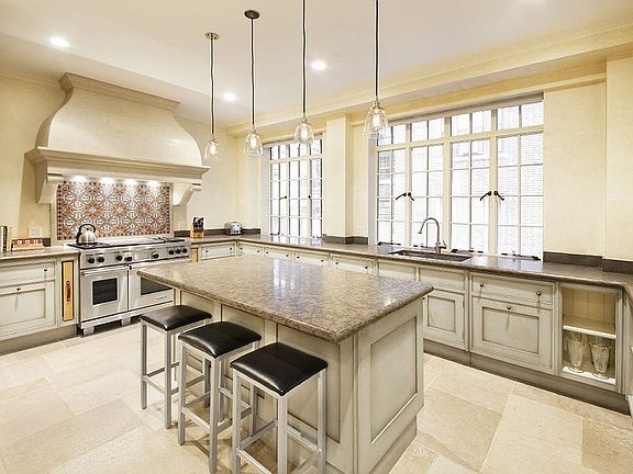 4th image of 160 E 72nd St #5THFLR