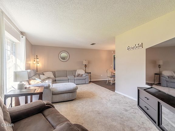 3rd image of 2 Blakeport Ln