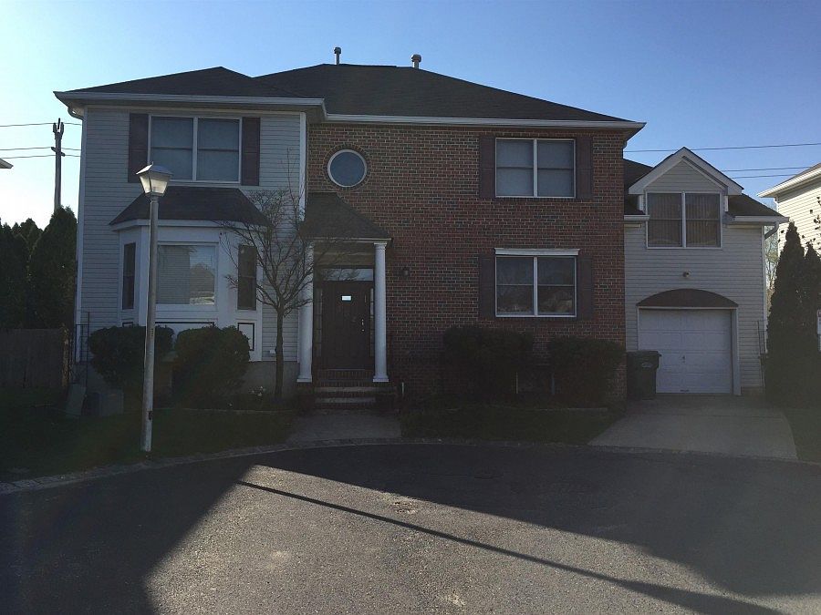 1st image of 302 Twin Oaks Dr