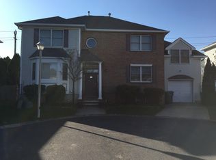 302 Twin Oaks Dr, Lakewood, NJ 08701