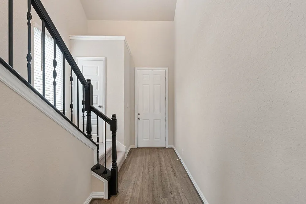 Stylish 3-Bed Home with Pool Access, Island Kitchen & Fenced Yard in New Braunfels — Photo 4
