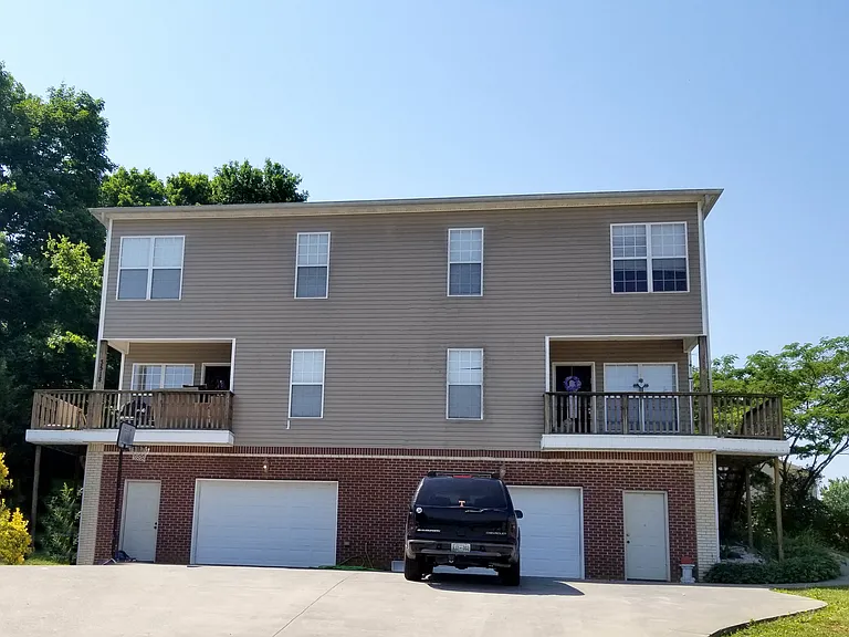 3516 Walnut Grove Ln NE — Photo 1