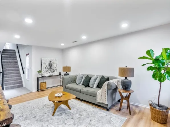 8 Springholm Dr, Berkeley Heights, NJ 07922