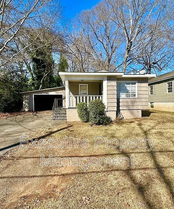 925 Woodward Rd