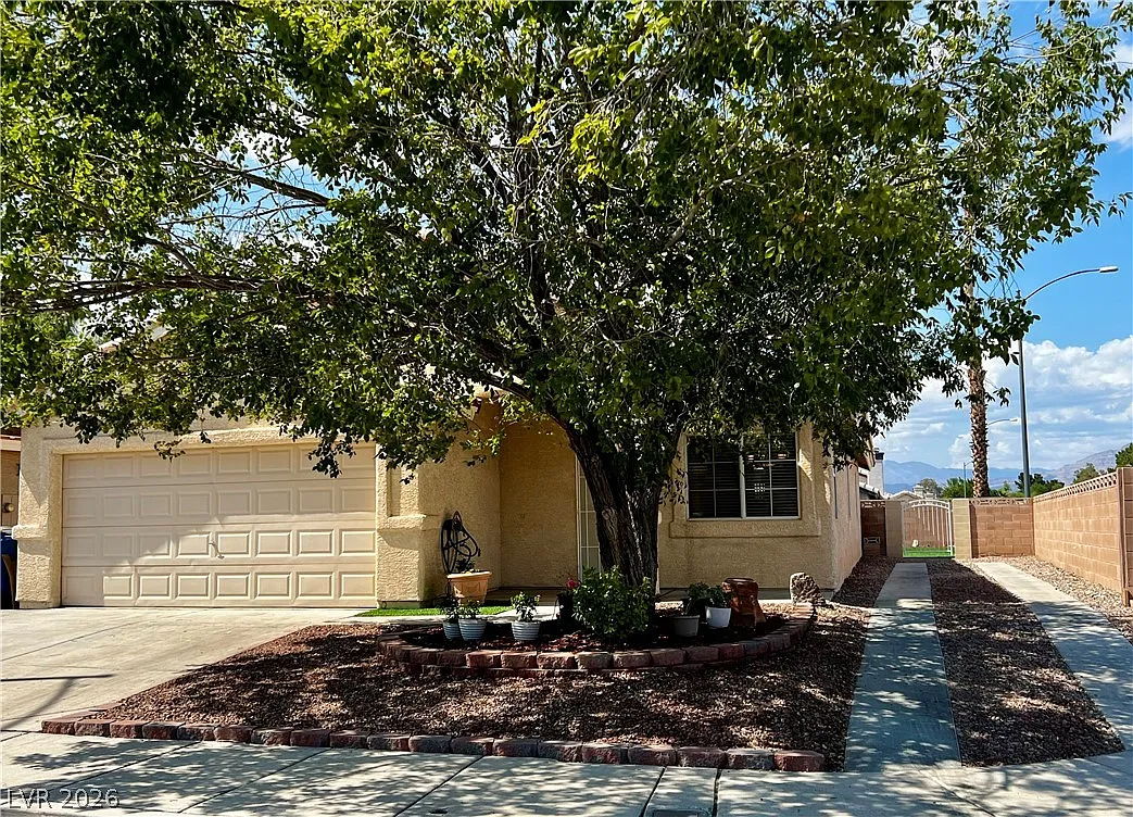 3 bed, 2.0 bath, 1565 sqft, $2,200 — Photo 2