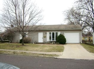 1819 Columbus Dr, Pekin, IL 61554