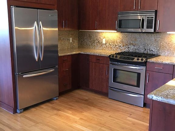 Stainless steel appliances/ hardwood floors