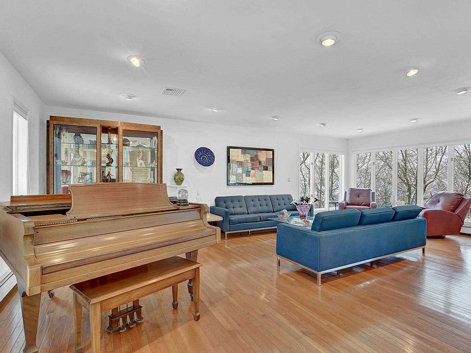 1st image of 15 Hamilton Dr