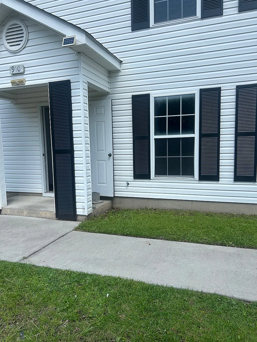 Building Photo - 910 Poplar Dr S #D