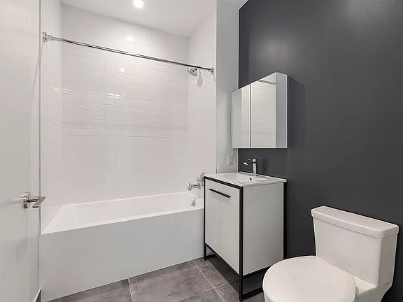 5th image of 837 Maple St #1R