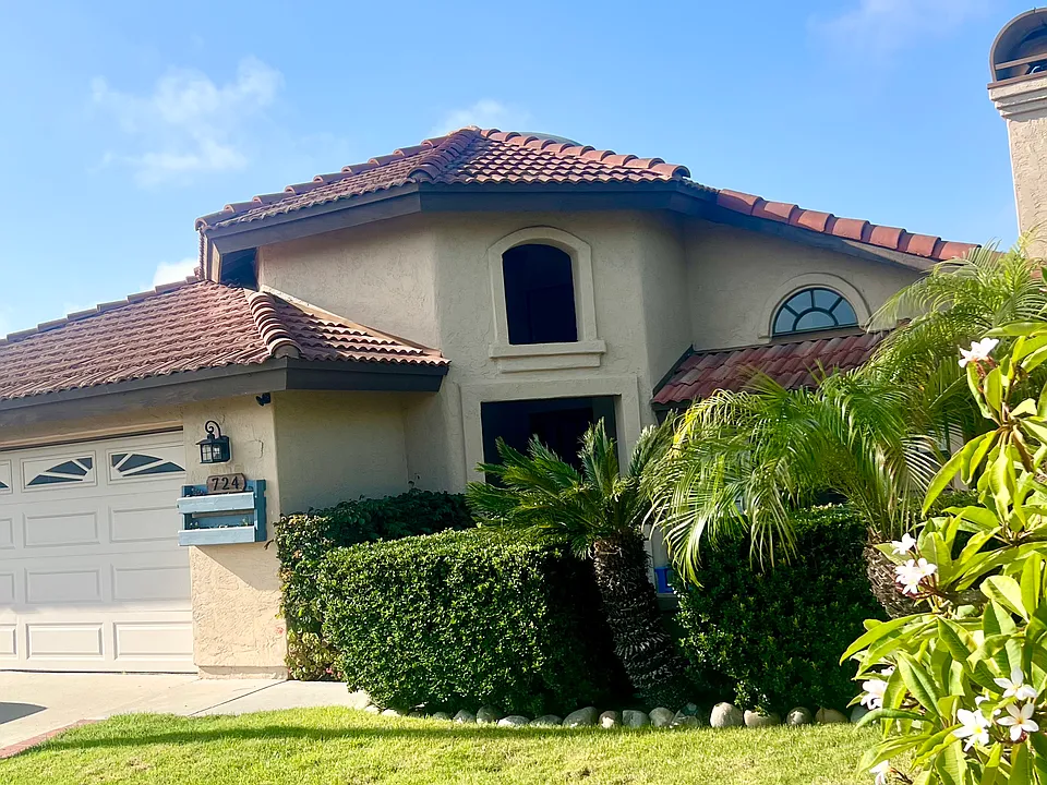 724 Poinsettia Park S