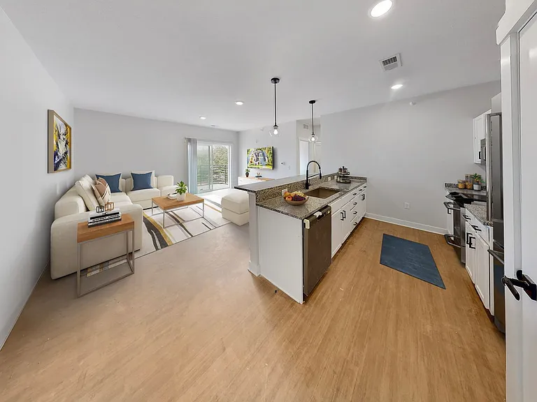 REO Gateway Apartments — Photo 11