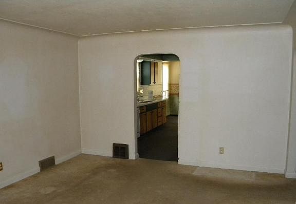 4th image of 332 S 71st Ave W