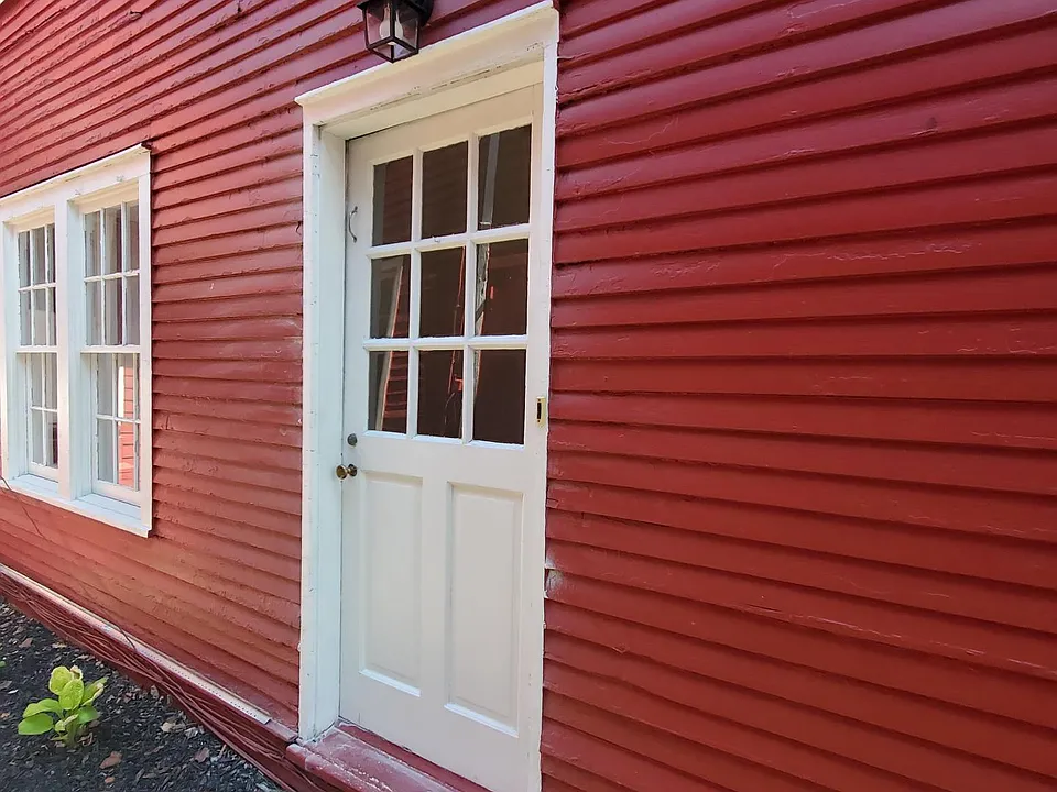 Private entrance to unit