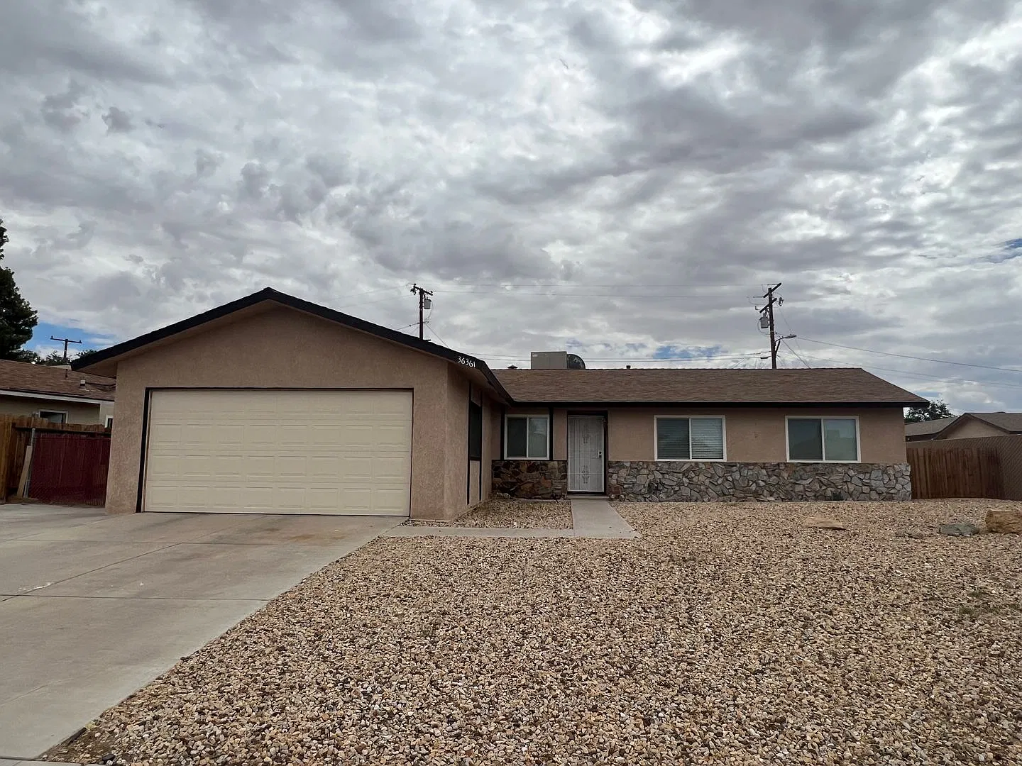 Beautiful 4 Bedroom 2 Bathroom House Located Near Drive In Theater — Photo 2
