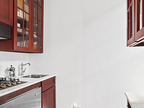 3rd image of 20 Bethune St APT 2B