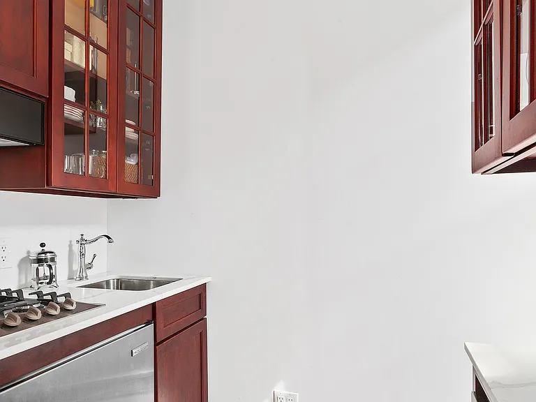 20 Bethune St #2B — Photo 4