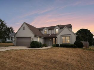 1909 Cliff Alex Ct N, Waukesha, WI 53189