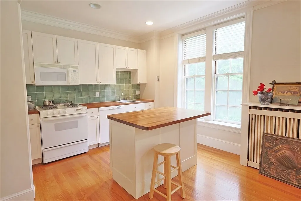 2 bed, 2.0 bath, 1270 sqft, $4,500 — Photo 4