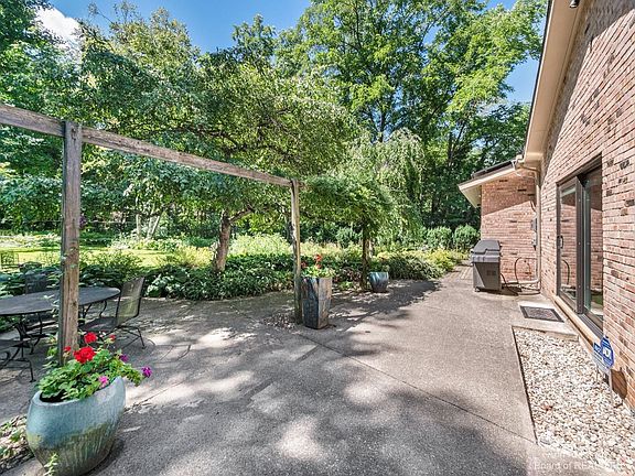 2nd image of 3215 Sunnywood Dr