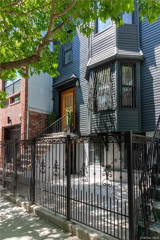 1231 Putnam Avenue — Photo 2