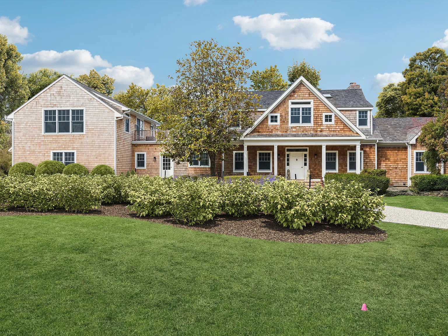 Charming North Haven Traditional, Pool & Private a Rare Find — Photo 2