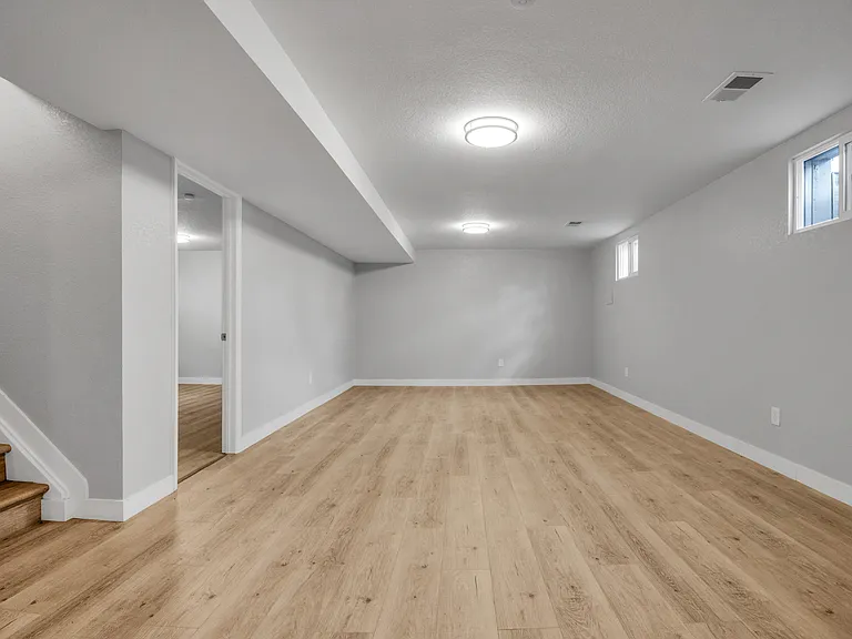 1537 S Jamaica St — Photo 14