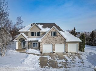 4949 River Crest Rd, Grand Forks, ND 58201